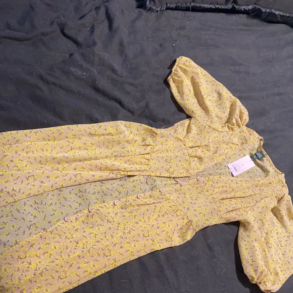 Long button up yellow floral dress. Size XS never worn still has tags.
